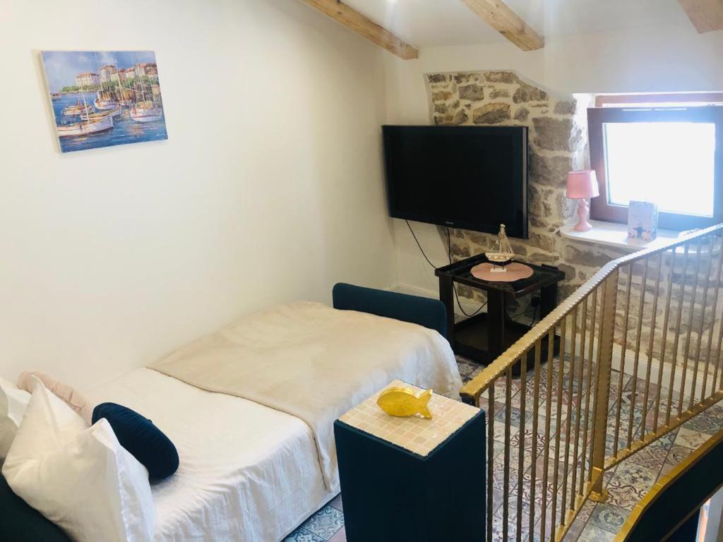 Istrian Stone House In The Heart Of The Beautiful Fishing Village Fazana - Only Few Steps From The Sea And The Wonderful Beach - Incl Plasma-Quad-Plus-Filter Against C O V I D Kültér fotó