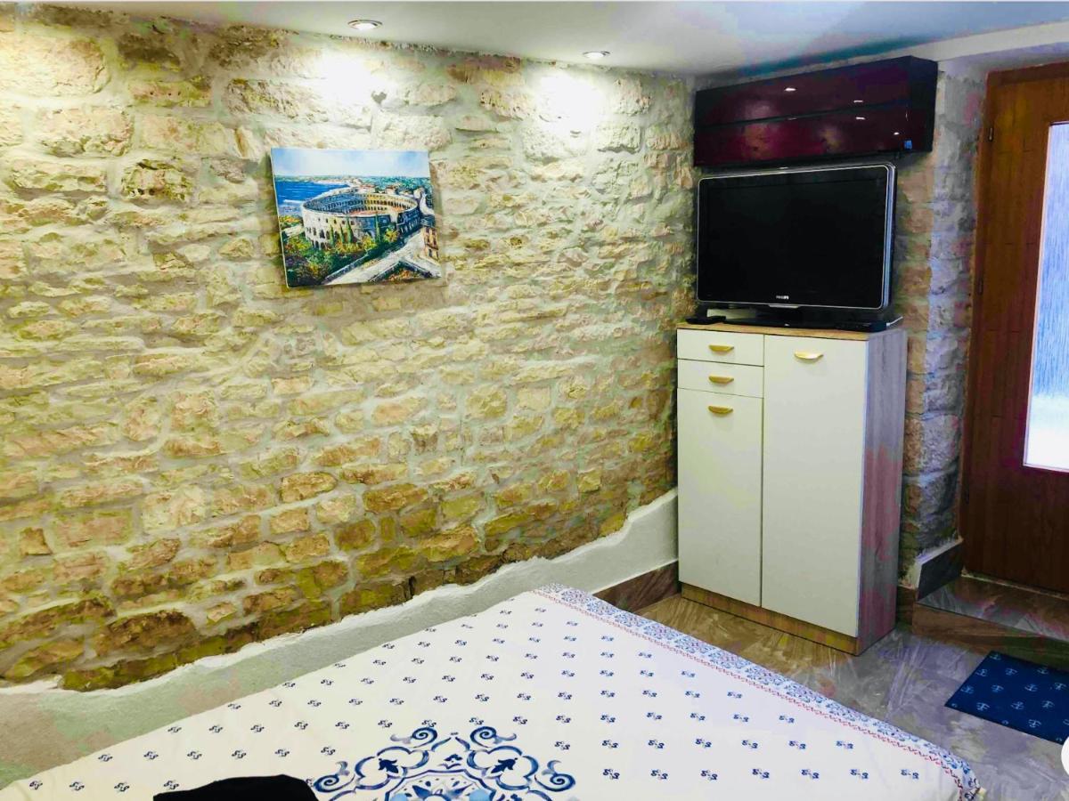 Istrian Stone House In The Heart Of The Beautiful Fishing Village Fazana - Only Few Steps From The Sea And The Wonderful Beach - Incl Plasma-Quad-Plus-Filter Against C O V I D Kültér fotó